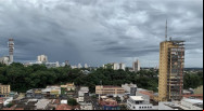 Clima amanhece mais ameno e há previsão de chuvas isoladas na Capital